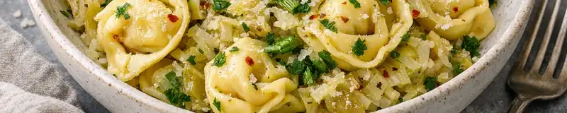 Tortellini med spetskål och parmesan
